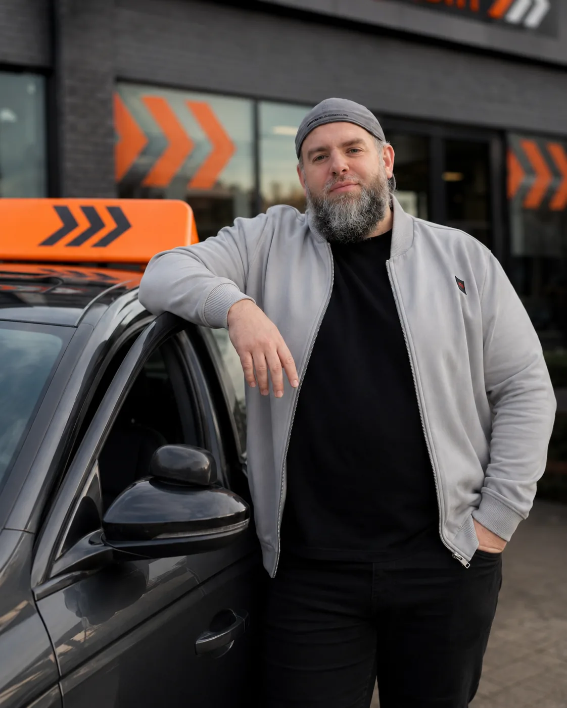 Der Inhaber von Academy Now vor seiner Fahrschule